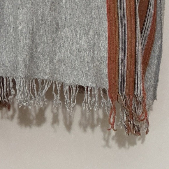 Mystree Womens Poncho Sweater OS Gray Cashmere Blend‎ Fringe Boho Hippie Western - Picture 7 of 13